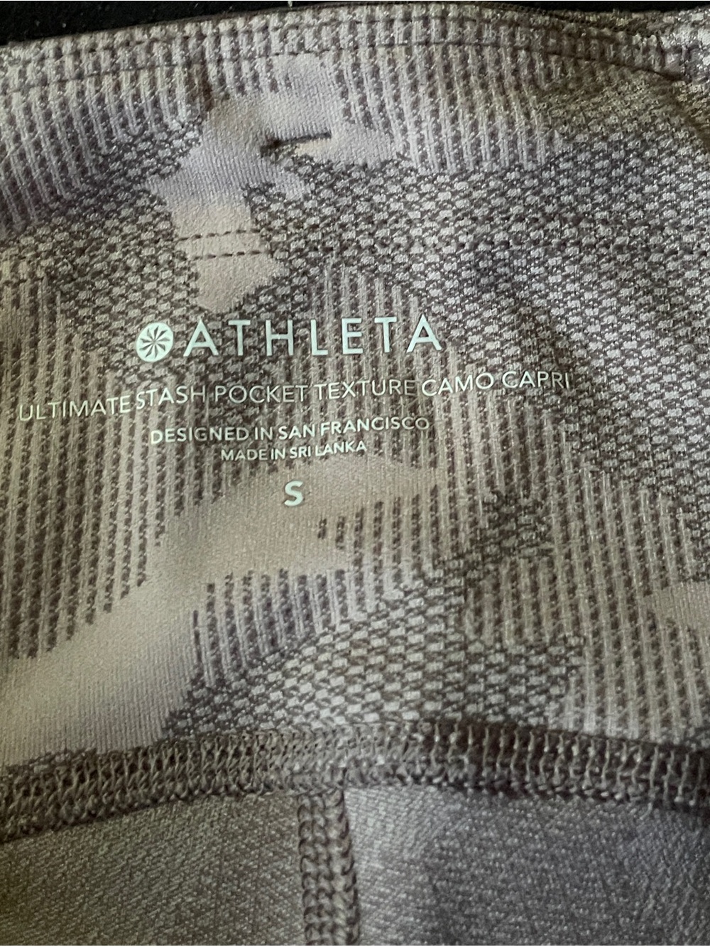 Athleta Ultimate Stash Tight Capri Textured Pink Camo Leggings size small - Picture 7 of 7